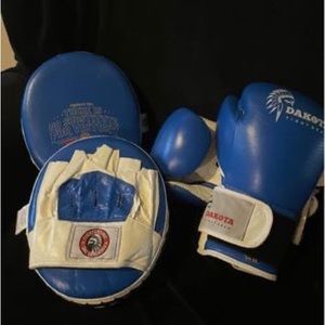 Dakota boxing equipment. Gloves and pads.